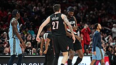 Vít Krej�í (27) a Jerami Grant z Portland Trail Blazers. se hecují.