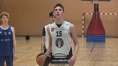 Marek Hou�ka z D��ína se chystá na trestný hod b�hem mláde�nického turnaje EYBL.