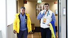 Ukrajinský skeletonista Vladyslav Heraskevy� (vpravo) mí�í k zasedání sportovní...