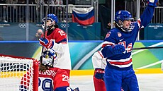 Americká hokejistka Hayley Scamurraová slaví gól proti �esku - a za zády má...