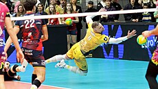 Libero Milan Moník ze Lv� Praha se sna�í nadrazit balon.