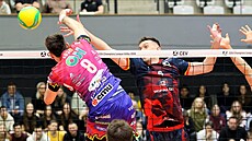 Bloka� Kruno Nika�evi� (4) ze Lv� Praha se sna�í zablokovat útok Augustina...