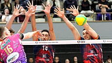 Pablo Crer a Ji�í Benda (zleva) ze Lv� Praha blokují sme� Kamila Semeniuka z...