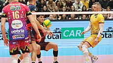 Libero Milan Moník ze Lv� Praha sleduje p�ihrávajícího spoluhrá�e Lucase...