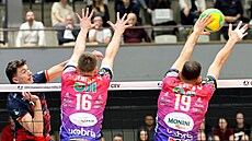 Univerzál David Kollator ze Lv� Praha úto�í do bloku Roberta Russa z Perugie.