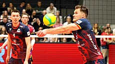 Jakub Janouch ze Lv� Praha nahrává bagrem.