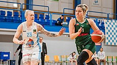 Eli�ka Kubí�ková z SB� Ostrava u mí�e v hale Kary Trutnov, brání ji Meghan...