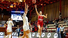 Marie �ílová z DSK Basketball Brandýs zakon�uje na ko� Levhartic Chomutov.
