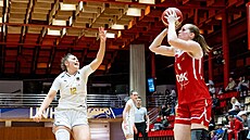 Alena Hanu�ová z DSK Basketball Brandýs st�ílí na ko� Levhartic Chomutov, brání...