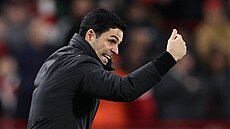 Mikel Arteta usm�r�uje hrá�e Arsenalu.