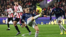 Leandro Trossard z Arsenalu odkopává mí�.