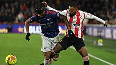 Noni Madueke (vlevo) z Arsenalu a Dango Ouattara z Brentfordu