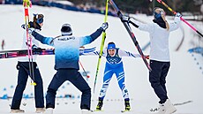 Jasmi Joensuuová se raduje se svými kolegyn�mi z finské �tafety b�ky� na...