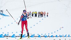 B�kyn� na ly�ích Heidi Wengová dová�í norskou �tafetu do cíle na prvním míst�.