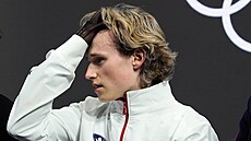 Ilja Malinin se dr�í za hlavu, americký krasobrusla� p�i své jízd� upadl a ví,...