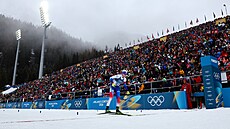 Markéta Davidová p�ijí�dí do cíle biatlonového sprintu na olympijských hrách.