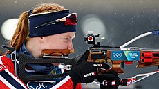 Norská biatlonistka Maren Kirkeeideová na st�elnici p�i sprintu.