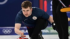 MAXIMÁLNÍ SOUST�ED�NÍ. �eský curler Marek �ernovský odhazuje kámen.