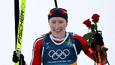Norská biatlonistka Maren Kirkeeideová p�evzala po sprintu r��e, po nich...