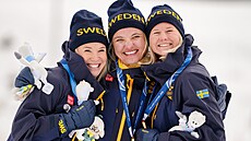 �védky (zleva) st�íbrná Jonna Sundlingová, zlatá Linn Svahnová a bronzová Maja...