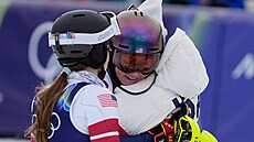 Americká slalomá�ka Mikaela Shiffrinová v objetí svých kolegy�.