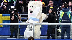 Olympijská maskotka Tina na curlingovém utkání.