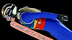 Finská skokanka na ly�ích Heta Hirvonenová b�hem závodu smí�ených dru�stev.