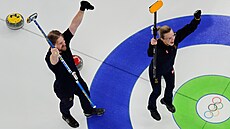 Rasmus Wranaa a Isabella Wranaaová se radují ze zlatých medailí, které pro...