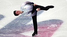 Loty�ský krasobrusla� Fedirs Kuliss se p�i krátkém programu nedr�el zkrátka.