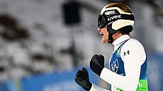 Slovinský skokan na ly�ích An�e Lani�ek se raduje ze svého výkonu.