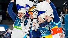 Smí�ené dru�stvo slovinských skokan� na ly�ích po zisku zlatých medailí.