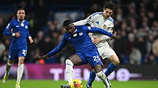 Moises Caicedo (Chelsea) si kryje mí� p�ed Brendenem Aaronsonem (Leeds).