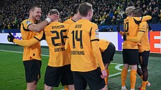 Fotbalisté Dortmundu slaví vst�elený gól.