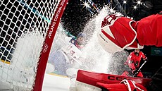 Sn�hová spr�ka p�ed kanadskou brankou v utkání s USA.