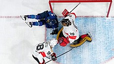 Finská hokejistka Viivi Vanikkaová padá p�ed brankou �výcarek.