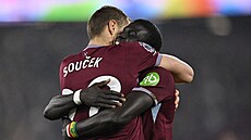 Tomá� Sou�ek v radostném objetí s El Hadjim Malickem Dioufem, svým spoluhrá�em...