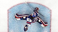 Americká branká�ka Aerin Frankelová se p�esouvá v utkání proti Kanad�.