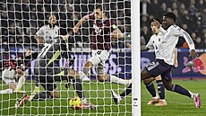 Tomá� Sou�ek (West Ham) st�ílí gól proti Manchesteru United.