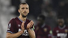 Tomá� Sou�ek tleská fanou�k�m West Hamu po zápase s Manchesterem United.