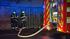 V Záb�hlické ulici v Praze 10 zasahovali hasi�i u po�áru rodinného domu. (12....