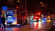 V Záb�hlické ulici v Praze 10 zasahovali hasi�i u po�áru rodinného domu. (12....