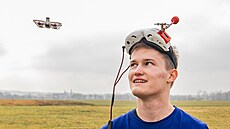 Student Pavel Kolinský pilotuje závodní drony.