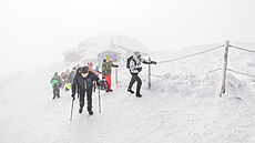 Od horní stanice lanovky je to na vr�ek Sn�ky u� jen pár metr�. (9. února 2026)