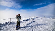 Zatímco pod h�ebeny Krkono� je zata�eno, na Sn�ce je chvílemi i slune�no. (9....