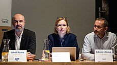 Zástupci HDK, TOP 09 a kantor� v Pivovarských domech v Hradci Králové podepsali...