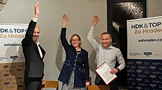 Zástupci HDK, TOP 09 a kantor� v Pivovarských domech v Hradci Králové podepsali...