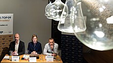 Zástupci HDK, TOP 09 a kantor� v Pivovarských domech v Hradci Králové podepsali...