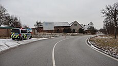 P�i nehod� v obci Verdek led padající z nákla�áku zasáhl osobní auto Dacia,...