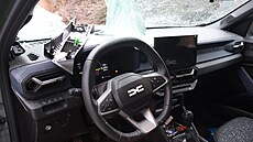 P�i nehod� v obci Verdek led padající z nákla�áku zasáhl osobní auto Dacia,...