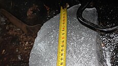 P�i nehod� v obci Verdek led padající z nákla�áku zasáhl osobní auto Dacia,...